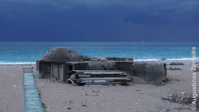 Bunkeris Albanijos rivjeros paplūdimyje