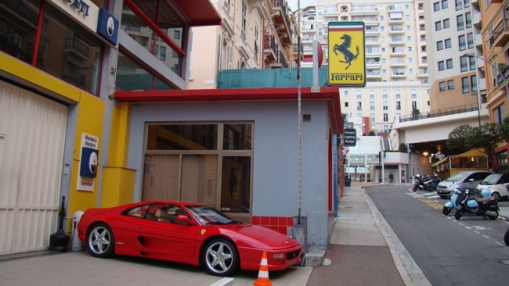 Ferrari salonas daugiabučių apsuptyje Monake