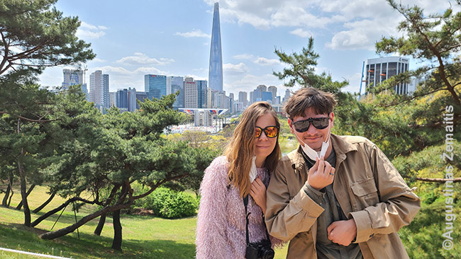 Su žmona Aiste prie Lotte Tower dangoraižio, vieno aukščiausių planetoje