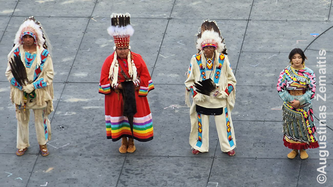 Indėnai tradiciniais rūbais pasitinka svečius Calgary Stampede šventėje