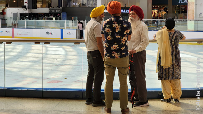 Sikhai West Edmonton Mall. Vien ši Indijos religinė mažuma sudaro 1,5% Albertos žmonių.