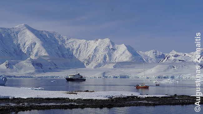 Mūsų laivas į Antarktidą (kairiau)