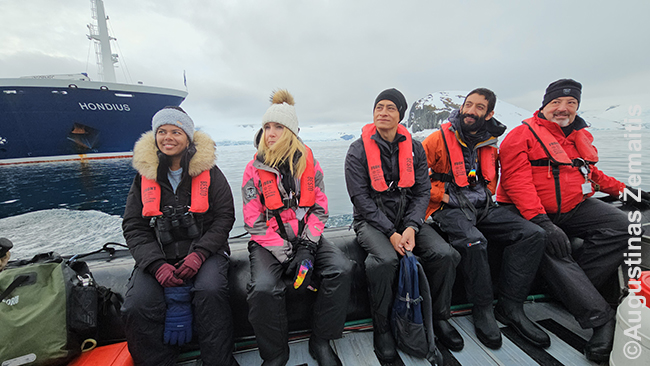 Su privalomom gelbėjimosi liemenėm plaukiant Antarktidoje zodiaku iš kruizinio laivo į krantą