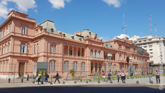 Miuzikle Evita minima Casa Rosada (Argentinos prezidentūra), iš kurios balkono Peronai sakydavo kalbas šimtams tūkstančių gerbėjų. Centrinė Buenos Airių aikštė priešais iki šiol pertverta metalinėmis tvoromis - žmonių susirinkimai ten ne visad būna taikūs ir policija visad pasiruošusi