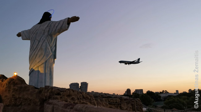 Lėktuvas leidžiasi Buenos Airių Chorchės Niuberio oro uoste, esančiame beveik miesto centre. Iš ten - daugelis skrydžių į kitus Argentinos miestus. Priekyje - Kristaus prisikėlimą smbolizuojanti statula Tierra Santa Biblijos tematikos pramogų parke