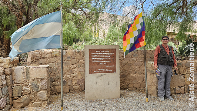 Argentinos ir indėnų (dešinėje) vėliava pakeliui į Tilkaros inkų tvirtovę (Pukarą)