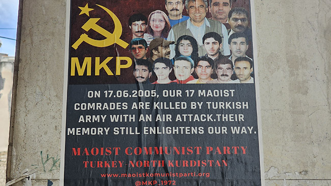 Šis atsišaukimas suderina antiturkiškas nuotaikas su komunizmu - čia remiami prieš Turkijos valdžią kovojantys kurdų maoistai