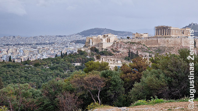 Atėnų kontrastas: Akropolis (dešinėje) ir perstatytas miestas (apačioje)