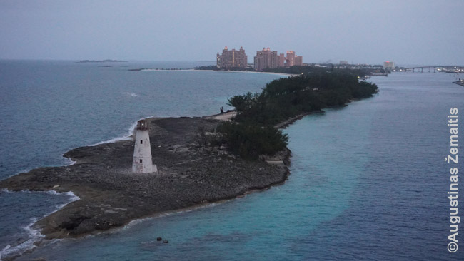 Išplaukiant iš Nasau uosto Bahamuose. Tolumoje matosi Atlantis viešbutis, analogiškas kuriam stovi Dubajuje