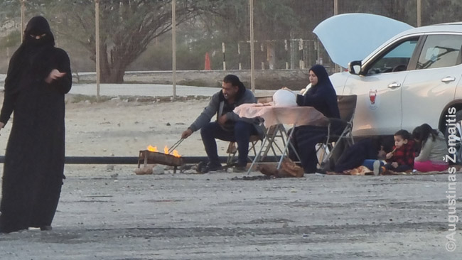 Bahreiniečių šeimos piknikas. Tas vamzdis iš karto už laužo - naftotiekis