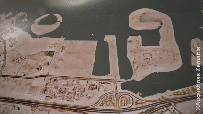 Nacionalinio muziejaus grindys - štai tokia Bahreino nuotrauka iš palydovo. Matosi, kaip visas Manamos krantas nuolat plečiasi dirbtinėmis salomis. Tiesa, kol jos užstatomos, praeina daug laiko