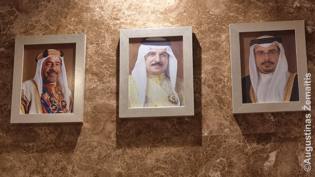 Daugelyje Bahreino viešbučių, restoranų, kitų įstaigų - valdančiosios šeimos nuotraukos. Jos galios beveik absoliučios.