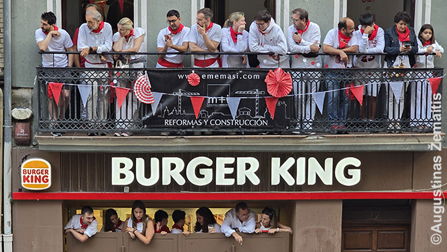 Stebėtojai balkone ir užbarikaduotame, bet irgi vietas žiūrovams pardavinėjančiame Burger King restorane