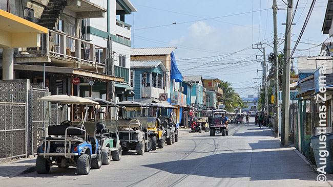 Golfo vežimėliais užkišta San Pedro gatvė