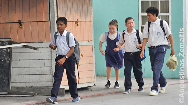 Belizo vaikai eina iš mokyklos
