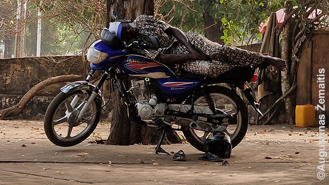 Motociklininkas miega ant motociklo