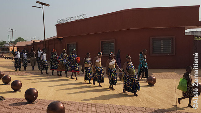 Benino moterys eina į vudu šventę