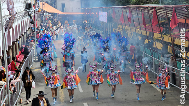 Vienas dešimčių superspalvingų Bolivijos tautinių šokių - diablada - Oruro karnavale
