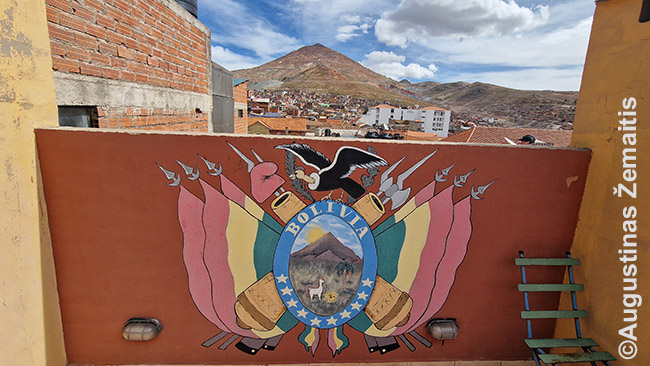Bolivijos herbas ir tikrasis Cerro Rico už jo (ant mūsų viešbučio stogo Potosyje)