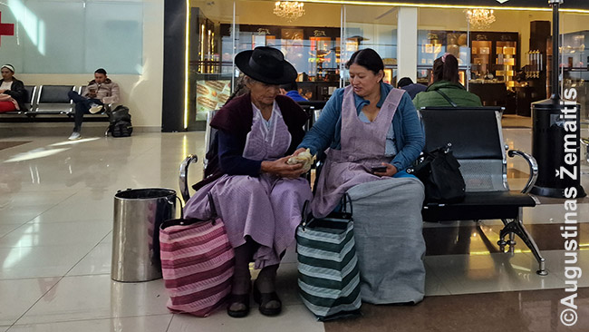 Moterys tautiniais rūbais Sukrės oro uoste