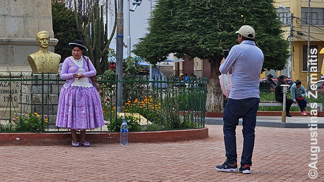 Bolivietė pozuoja savo vyrui Kopakabanoje