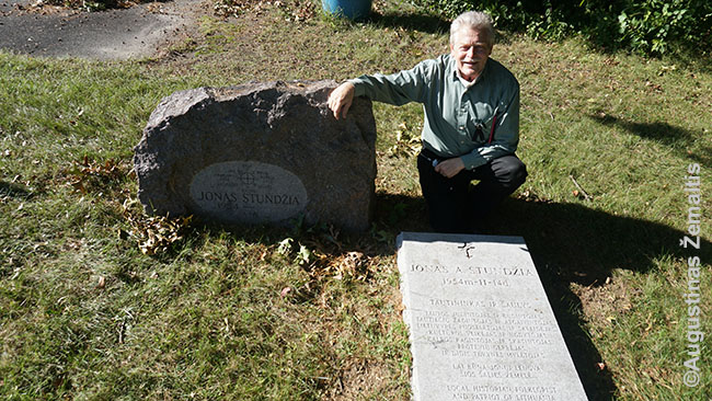 Jonas Stundžia prie lietuviškai užrašyto kapo, kurį jam iš anksto padovanojo draugai