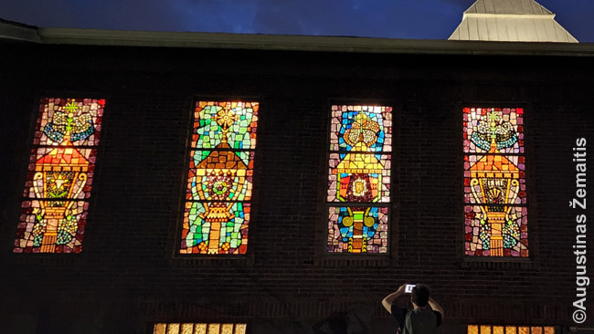 Fotografuoju Deitono lietuvių bažnyčios vitražus su koplytstulpiais naktį