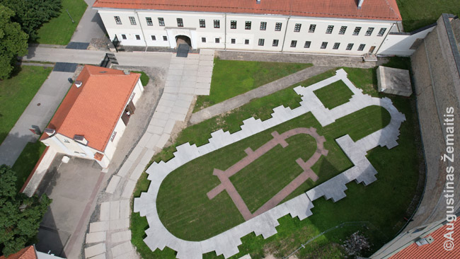 Vilnius - ant žemės pažymėta senosios Vilniaus katedros vieta žvelgiant iš drono