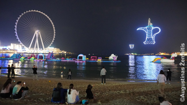 Didžiausias pasaulio apžvalgos ratas prie Dubajaus Marinos (su Dubai Shopping Festival dronų šou dešinėje)
