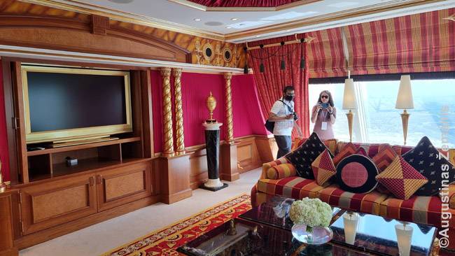 Karališkame Burž Al Arab numeryje su auksiniu televizoriumi (tai - tik vienas iš daugelio postmodernistinio stiliaus kambarių)