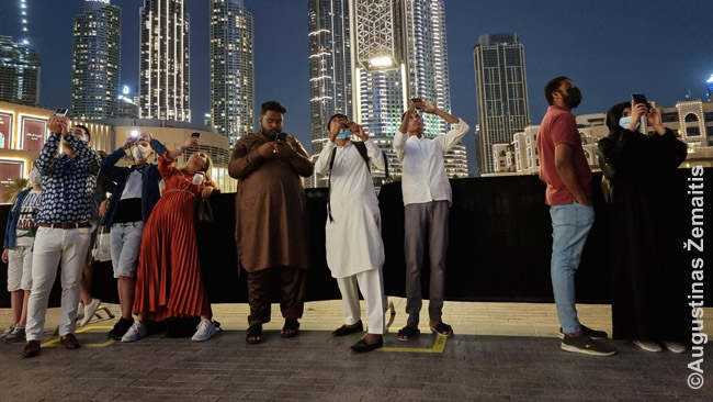Žmonės užvertę galvas fotografuoja Burž Chalifa. Neperdedu, bet po kokios savaitės Dubajuje žvalgymosi į nuostabius dangoraižius man skaudėjo sprandą. Matyt, tai galima pavadinti Dubajaus sindromu...