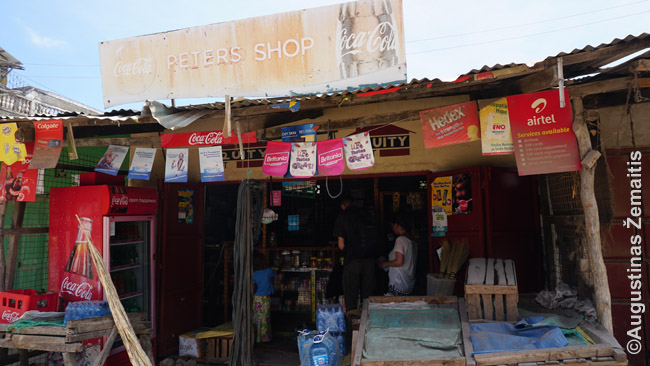 Skurdi parduotuvėlė neturistinėje zonoje Kenijoje. Akivaizdu, kad savininkai daug neturi, bet stengiasi, dirba.