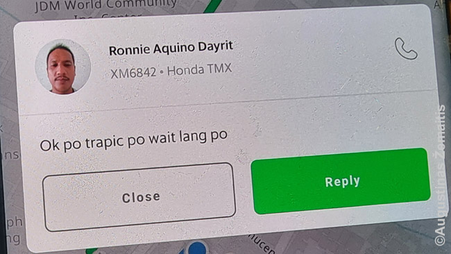 Filipinietiškai-angliškas 'Grab' (atitinka Uber) vairuotojo atrašymas. 'Po' žodelis išreškia pagarbą ir yra kišamas visur, kartais verčimas kaip 'sir', net kai kalbama su moterimi...