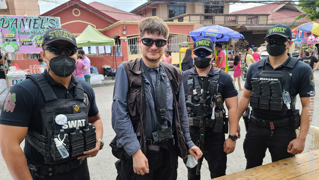 Drąsesni filipiniečiai mėgsta fotografuotis su turistais. Čia manęs paprašė kartu nusifotografuoti SWAT komanda... Pasidarėme nuotrauką ir sau.