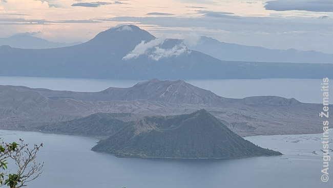 Talo vulkanas žvelgiant nuo gretimų kalnų (kur - restoranai, lunaparkai ir kt.)