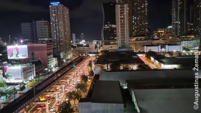 Vaizdas pro vieno butų langą Maniloje