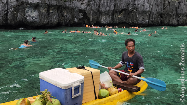 Anapus priplaukiančio prekijo matosi plaukiko tempiamos plaukti nemokančių turistų grandinės El Nido - tempia į slaptąją lagūną