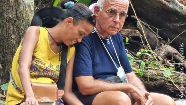 Vyras šioje poroje, su kuria kartu keliavome į Puerto Princesos požeminę upę, daugiau nei dvigubai vyresnis už žmoną