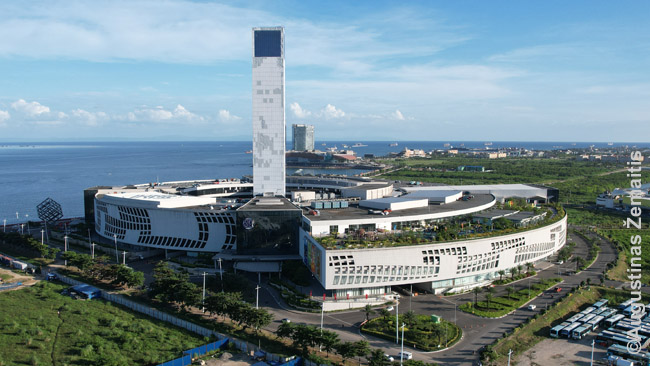 Sebu Seaside City, vienas 20 didžiausių pasaulio prekybos centrų, su apžvalgos bokštu, parku ant stogo ir t.t.