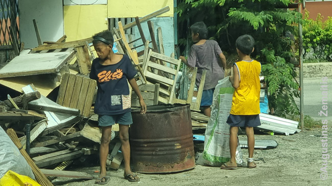 Pamatęs daugybės filipiniečių sąlygas supranti, kodėl jie nori emigruoti. Čia prie Sebu autonuomos vaikai perrinkinėja šiukšles.