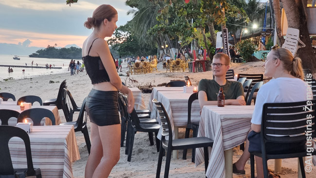 Aistės pokalbis su kitais keliautojais Filipinų paplūdimyje