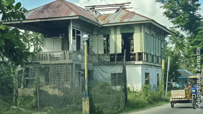 Taifūno apgadintas senas pastatas