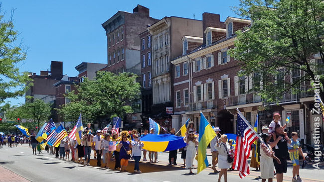Liepos 4 d. parado metu žygiuoja Filadelfijos tautos. Čia - ukrainiečių paradas