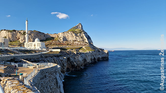 Europa Point Gibraltaro pietuose su pagrindine šalies mečete