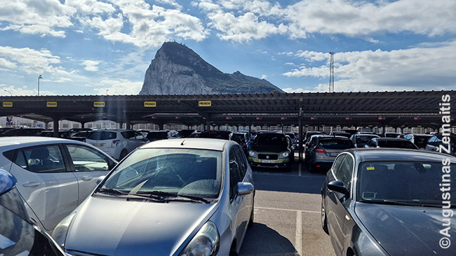 Verslinė parkavimo aikštelė Ispanijoje prie Gibraltaro sienos. Kad netektų gaišti laiko važiuojant per muitinę, automobilį palikome čia ir į Gibraltarą ėjome pėsti