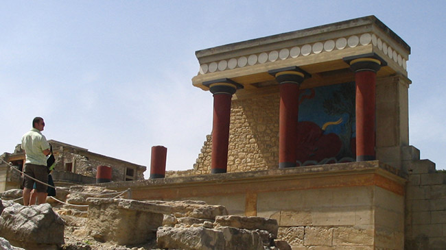 Pusiau atstatyti Knoso rūmai. Iš tikrųjų visi graikų pastatai būdavo spalvingi, tik spalvos nunyko