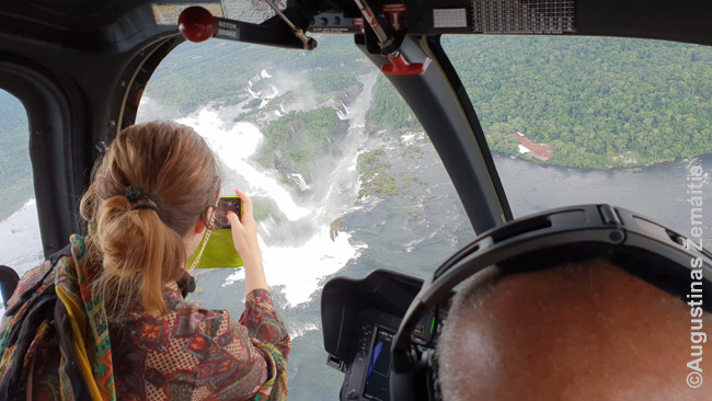 Virš Igvasu krioklių pakilome sraigtasparniu