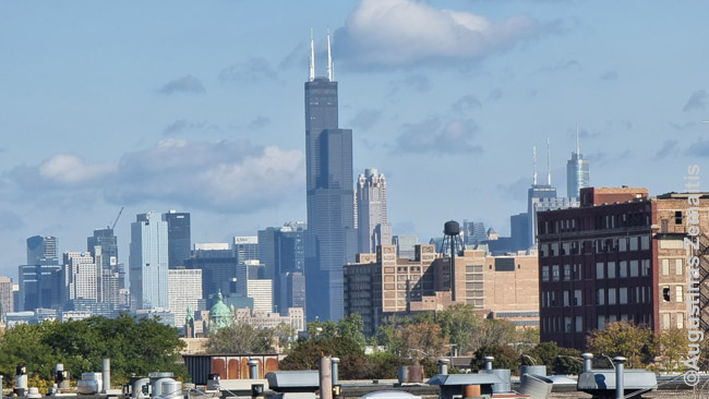 Čikagos vaizdas nuo Packingtown stogo. Arti - sunykusi pramonė, kur dirbo lietuviai. Toli - tebegyvi dangoraižiai (The Loop)