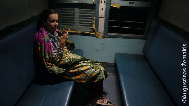 Indijos geležinkelio plackarte. Šie suolai nakčiai virsta triaukštėmis lovomis