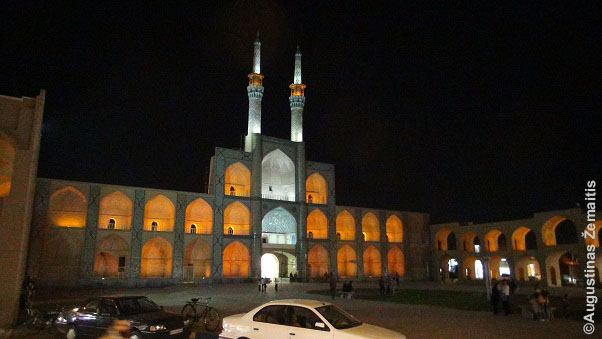 Hoseinija Jazde, Irane. Tai šiitų namai, skirti gedėti Huseino. Sunitai tokių neturi - tačiau eiliniam prašalaičiui turistui Hoseinija tikriausiai nesiskiria nuo mečečių
